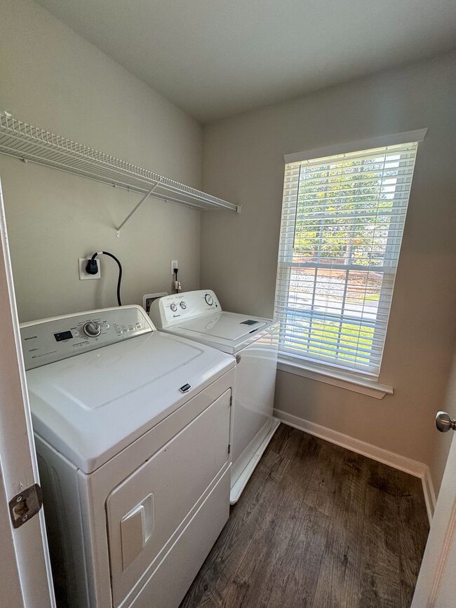 Building Photo - 4Bed/2.5Bath Lake Monticello Rental
