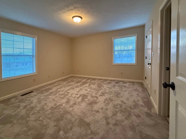 Building Photo - 105 Oakmont Ln