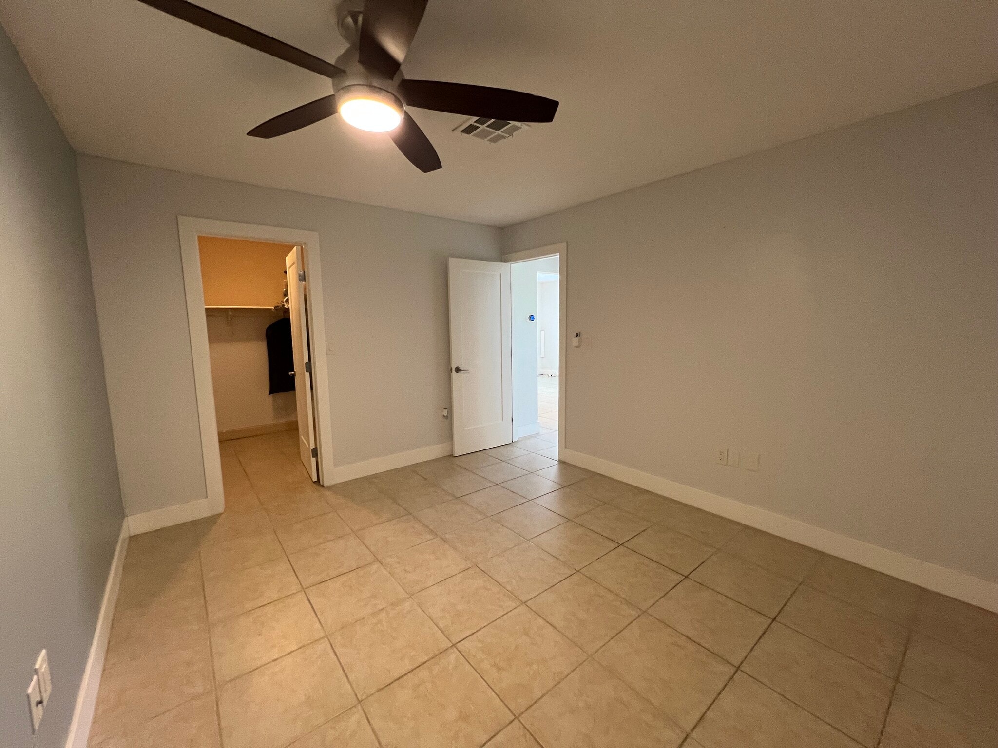 Building Photo - 858 Rose Way