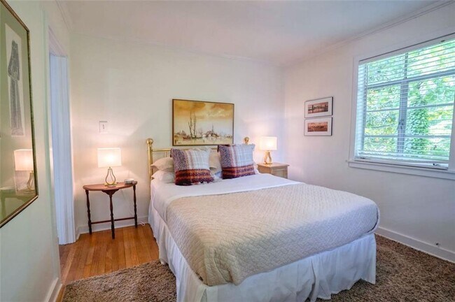 Building Photo - 883 Amsterdam Ave NE