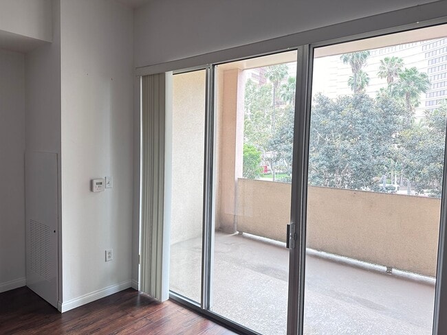 Building Photo - Modern Downtown Long Beach Condo with Ocea...