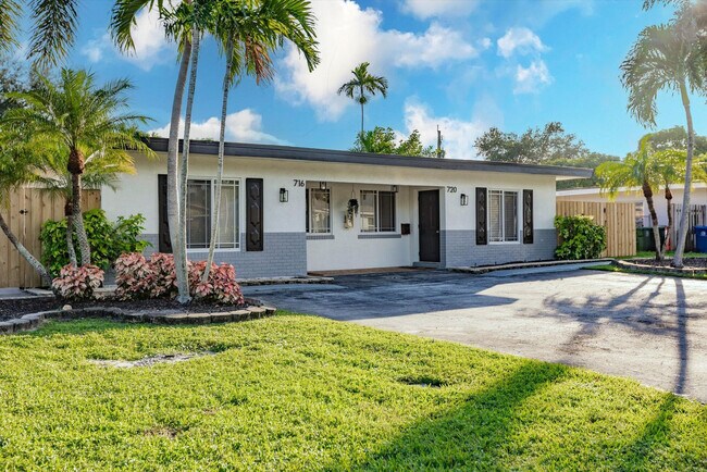 Building Photo - 716-720 Southwest 14th Court-SI FL1-ID1475646P