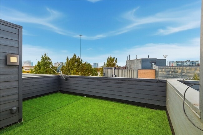 Building Photo - 3008 Zenia Dr