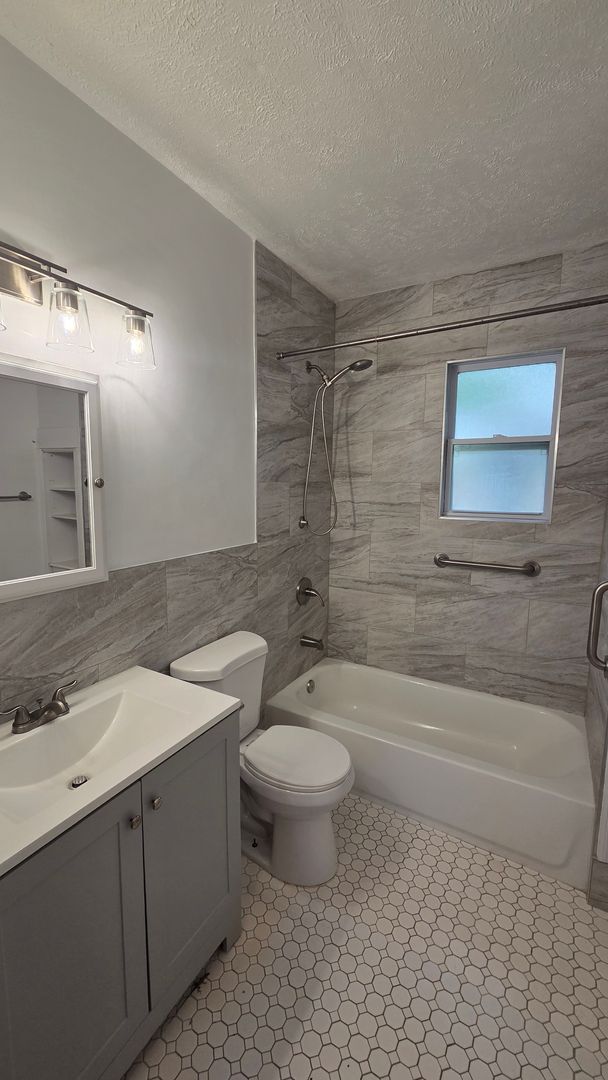 Building Photo - Affordable 3 Bed in Jacksonville. Bonus Room. Fenced in yard. Garage + Modern Bathroom