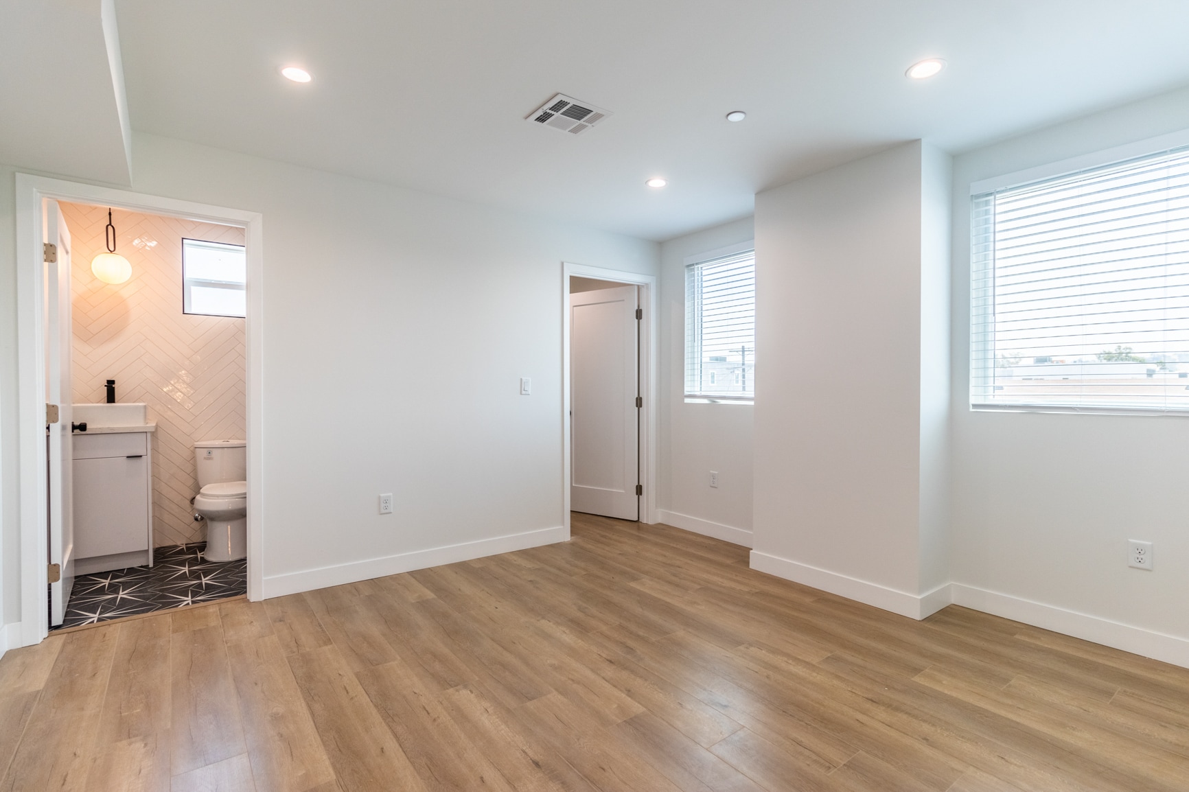 Building Photo - 2218 Carmona Ave