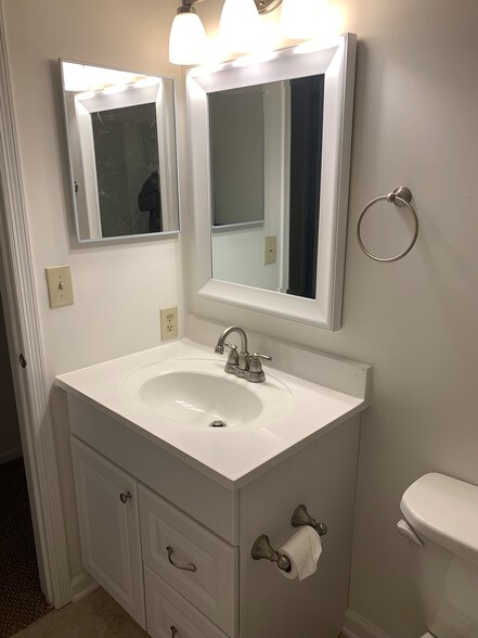 bathroom - 613 Poplar Ct