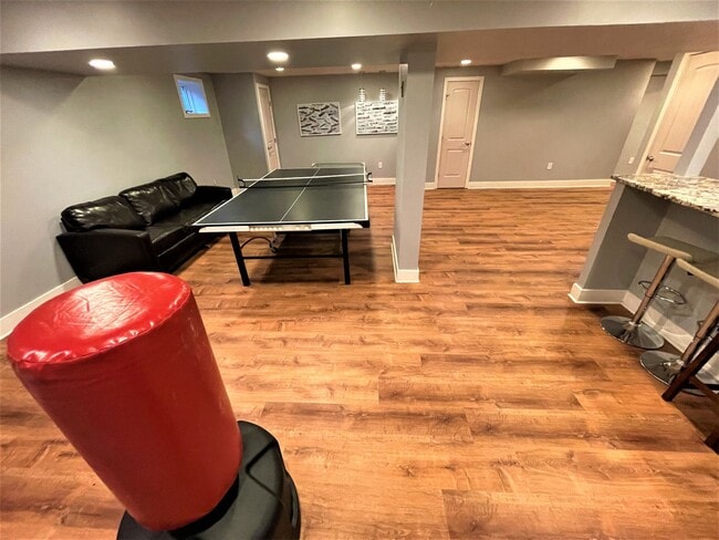Building Photo - Luxury 5 bed, 3.5 bath with Pool!