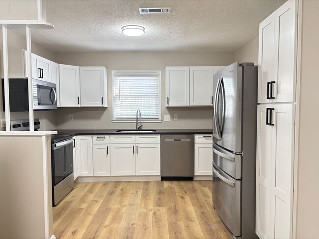 Building Photo - 3 Bedroom, 2 Bathroom House in Burlington!