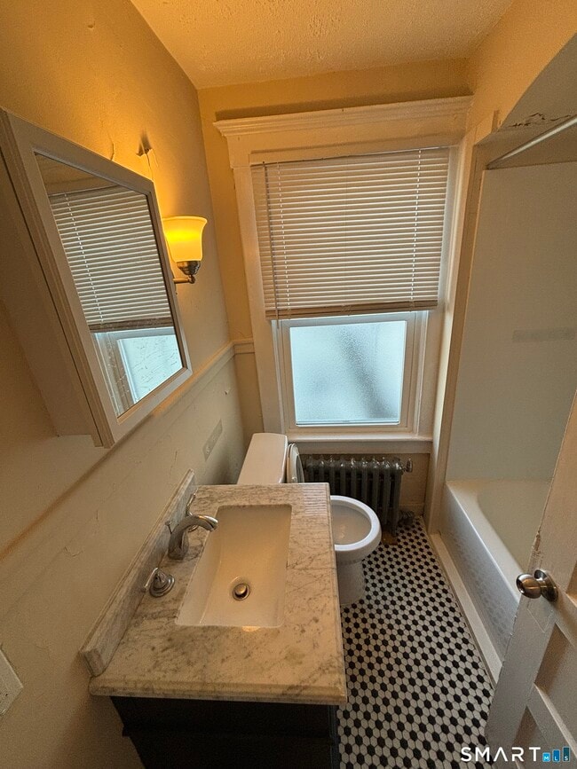 Building Photo - 409 Main St