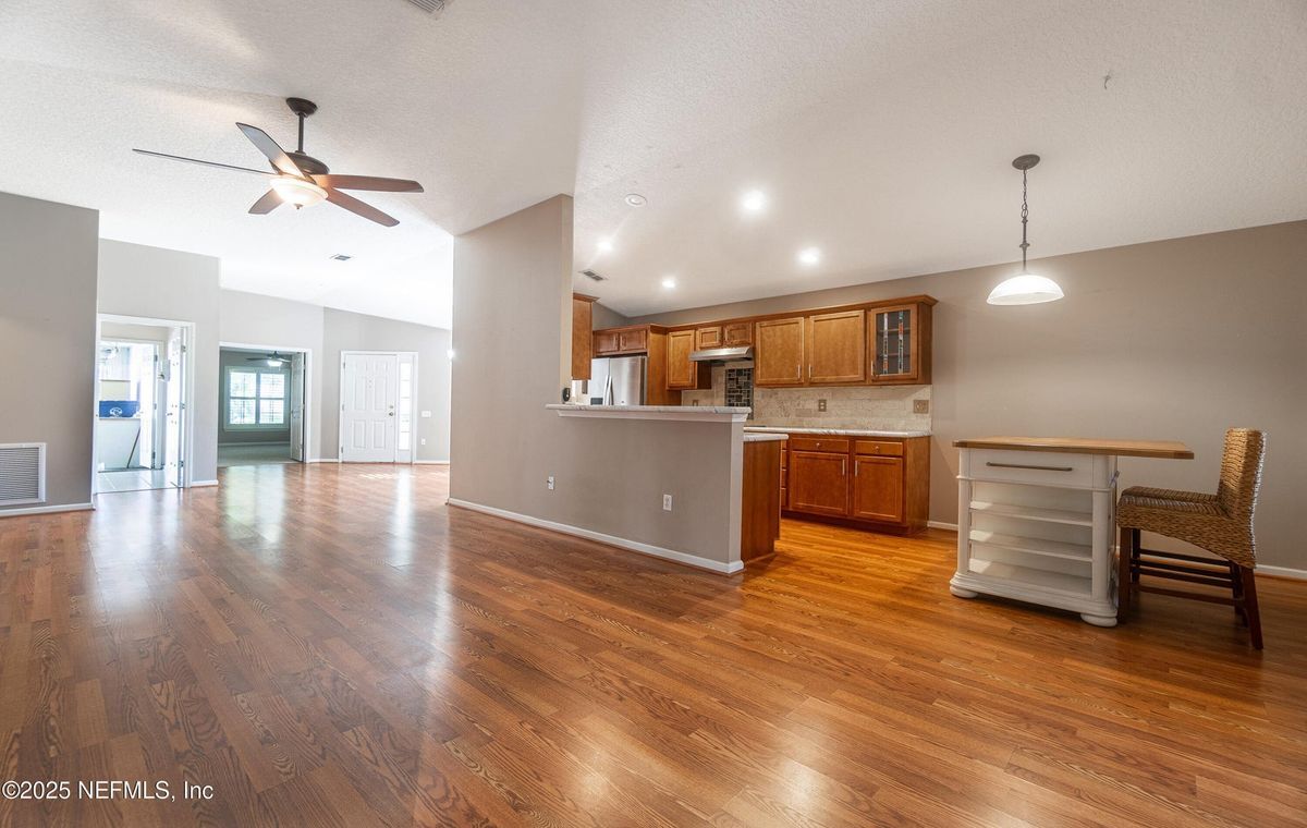 Building Photo - 1325 Fairway Village Dr