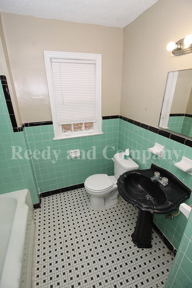 Building Photo - 1408 Alamo St