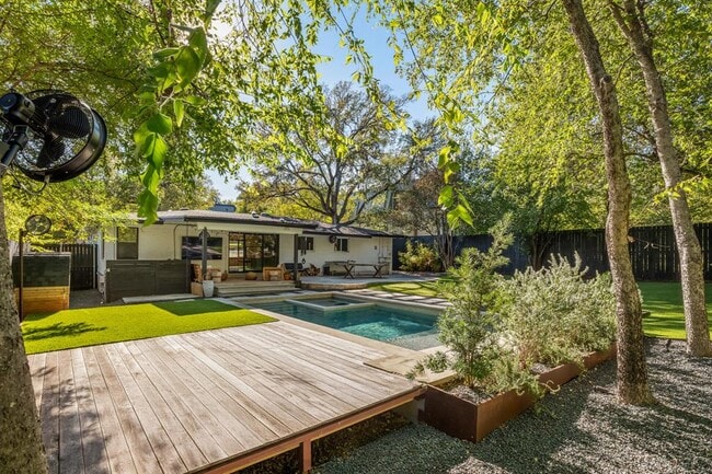 Building Photo - 1604 Elmhurst Dr