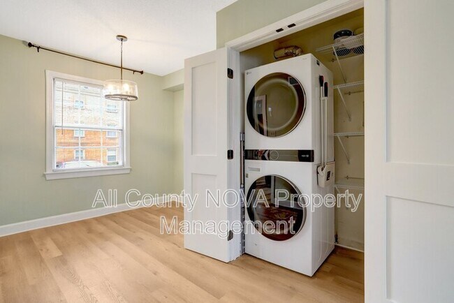 Building Photo - 2405 Arlington Blvd