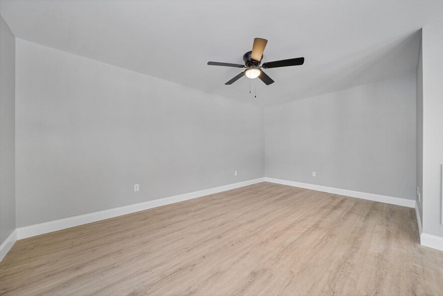 Building Photo - 142 S Main, B