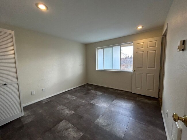 Building Photo - New Appliances, Carpet & Paint 2 Bed 1.5 B...
