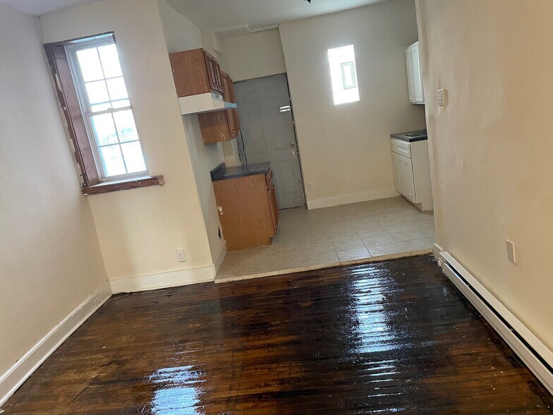 Building Photo - 735 W Russell St