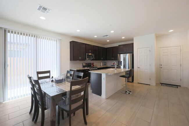 Building Photo - BEAUTIFUL 3 bed + LOFT