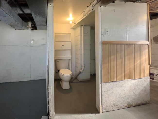 Building Photo - Beautiful 3 bedroom, 1 bath single family home with fenced yard and garage