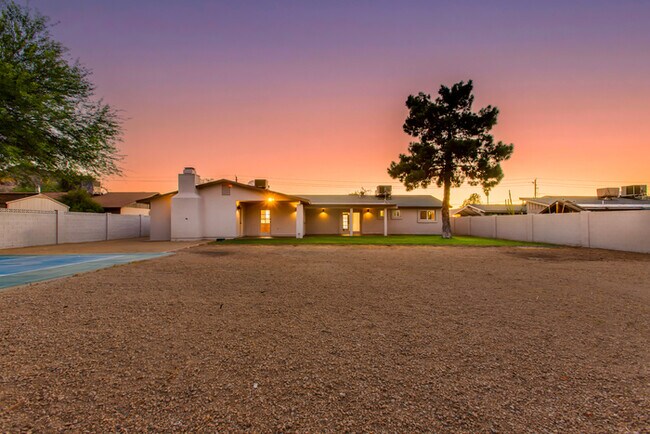 Building Photo - Beautiful 4 Bedroom, 3 Bath Home on an Oversized 18,000 Sq Ft Lot