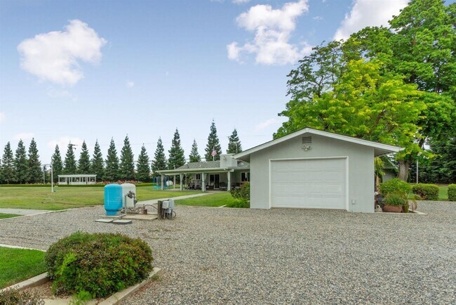 Building Photo - 4 Bedroom North Clovis Ranch on 3+ Acres