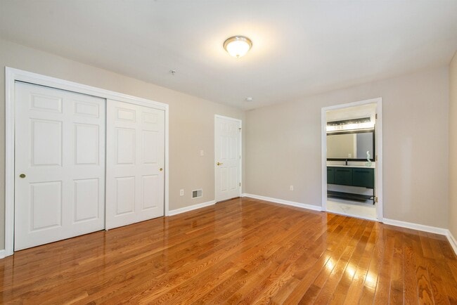 Building Photo - 19 Legend Hills Dr