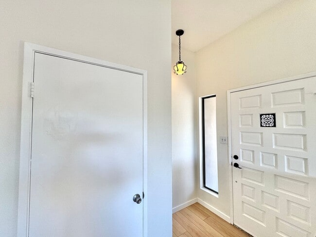 Building Photo - AVAILABLE NOW: BIG College Area Townhome 4bd/2.5ba HUGE garage, AC, pool, W/D