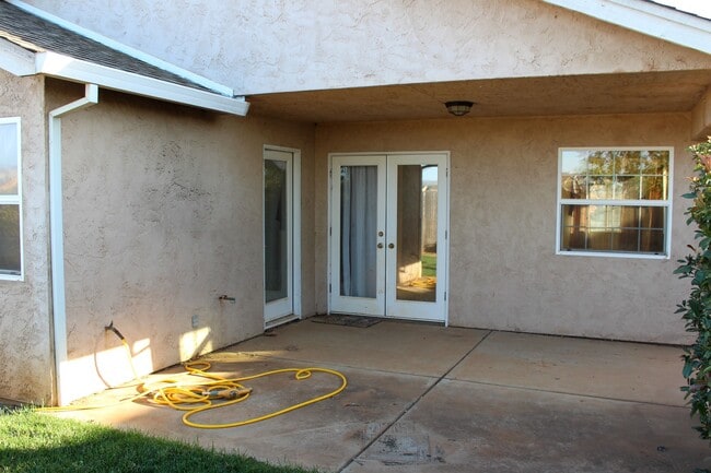 Building Photo - 3 Bedroom, 2 Bath With Appliances