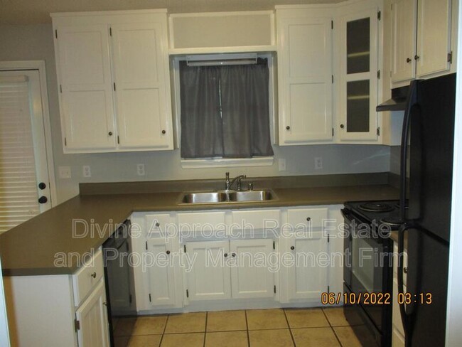 Building Photo - 830 Jamestown Manor Park