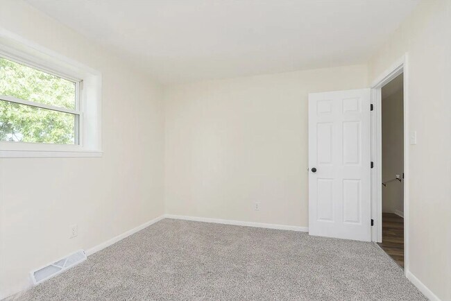 Building Photo - Renovated Duplex: Move-In Ready! 3 Bed, 1....