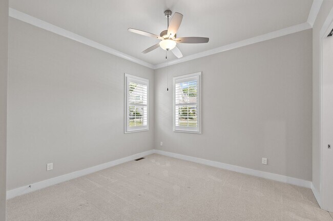 Building Photo - **Luxury 4/4 with Fenced in Yard**