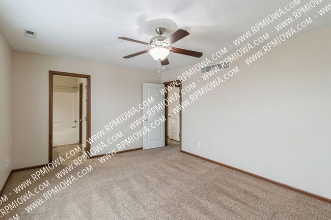 Building Photo - Commuter's Dream!!  3 Bedroom, 2.5 Bathroo...