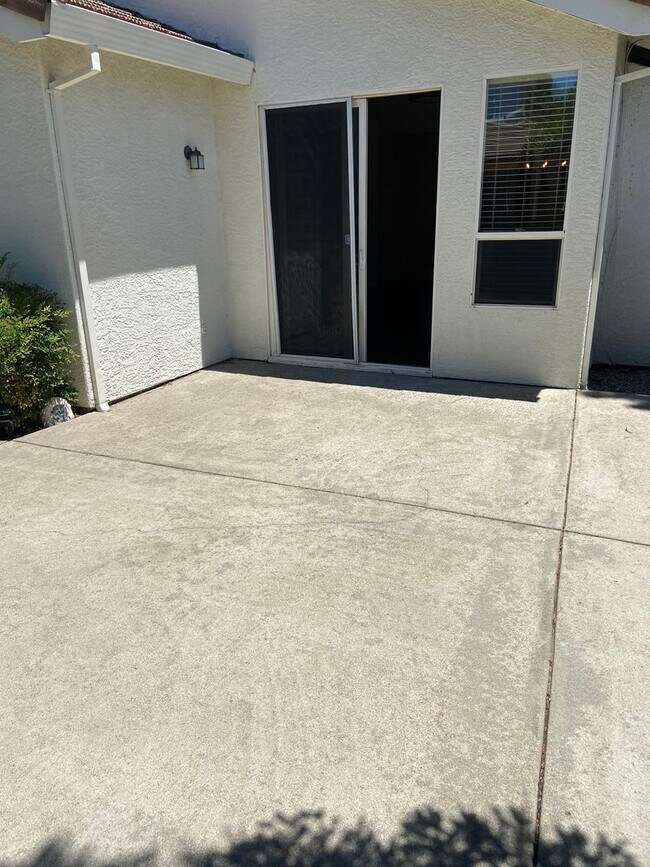 Building Photo - East Roseville - Near Olympus Point - 3 Bdrm, 2 Bath