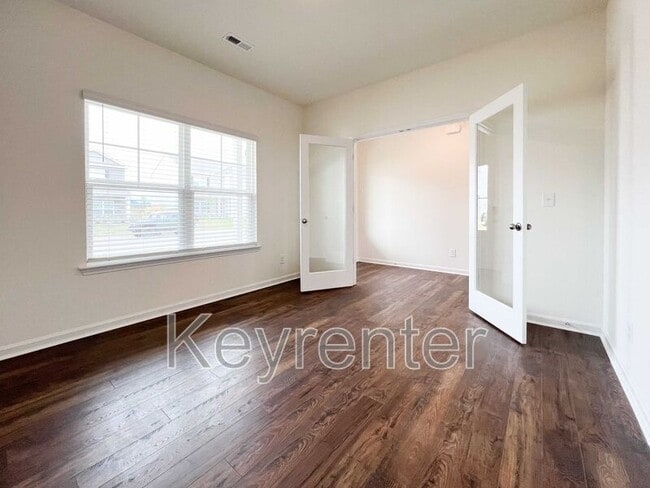 Building Photo - 125 Smt Rdg Ln