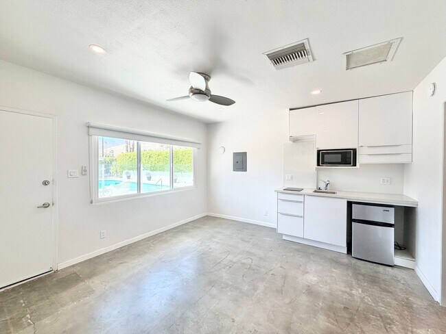 Building Photo - AVAILABLE NOW!! Studio Apartment in Palm Springs!!