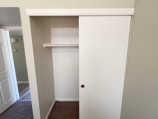 Building Photo - 4 bedrooms, 2 bathrooms home located in Henderson