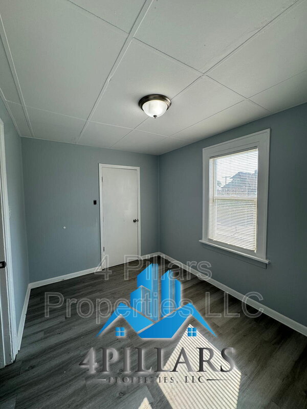 Building Photo - 1115 W 150th St