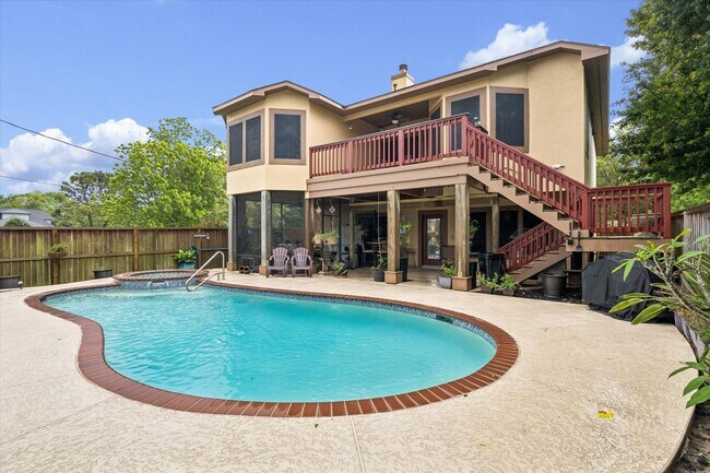 Building Photo - 3040 Bayshore Dr