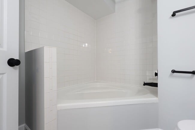 Building Photo - Beautiful 3 Bed 2.5 Bath w/2 Car Oversized Garage