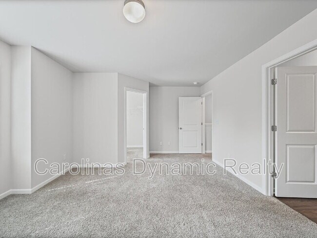 Building Photo - 914 S Battleground Ave