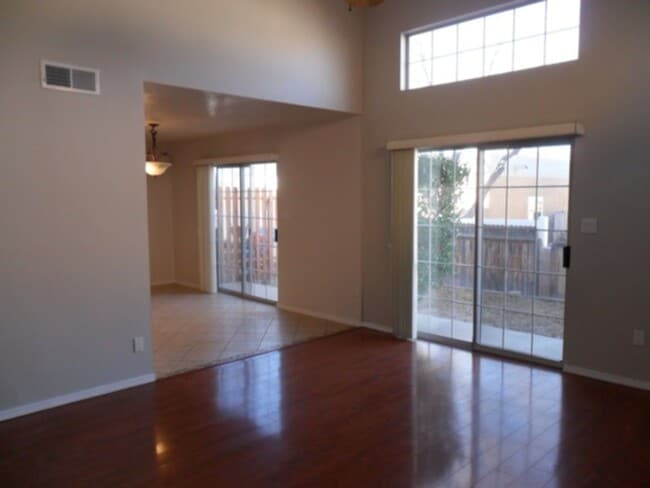 Building Photo - Nice townhome