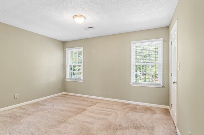 Building Photo - Newly Updated Park Place Townhome in Green...