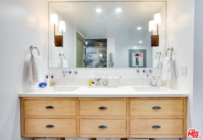 Building Photo - 10520 Wilshire Blvd