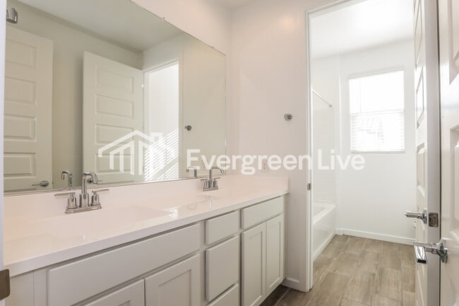 Building Photo - 10118 E Ulysses Ave