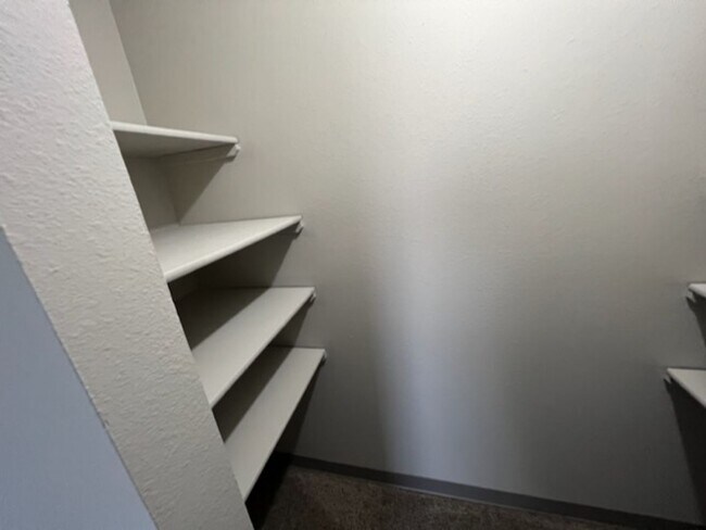 Building Photo - 2Bed DOWNTOWN!!