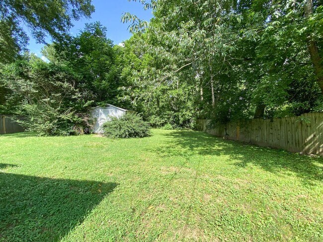 Building Photo - 2 Bedroom, 1 Bathroom Near N Graham and Sa...