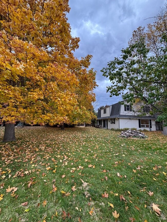 Building Photo - Spacious 4BR, 2.5BA home on 1.3 acres in O...
