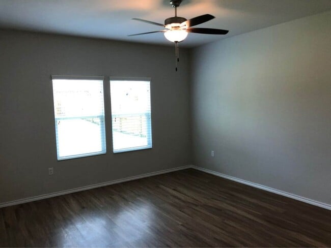 Building Photo - 4 Bedroom in Hallsville