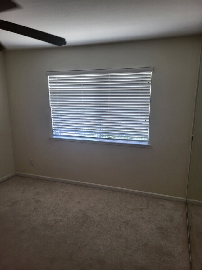 Building Photo - 5049 Pine Lake Ct