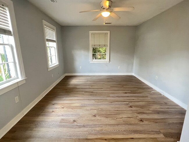 Building Photo - 3 Bedroom 1.5 Bath Apartment - Downtown Ch...