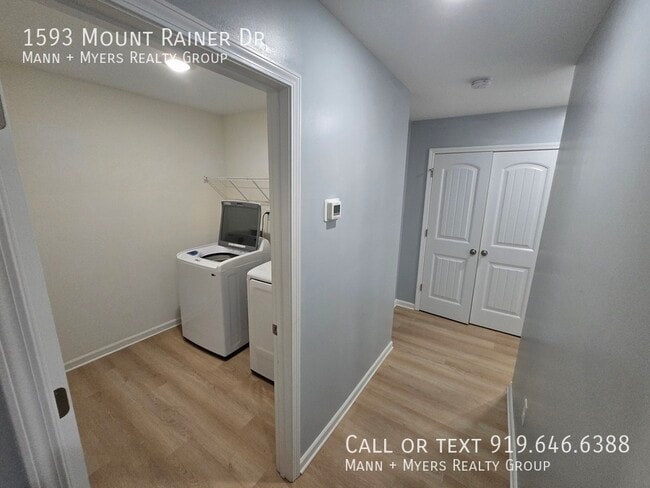 Building Photo - 1593 Mount Rainer Dr
